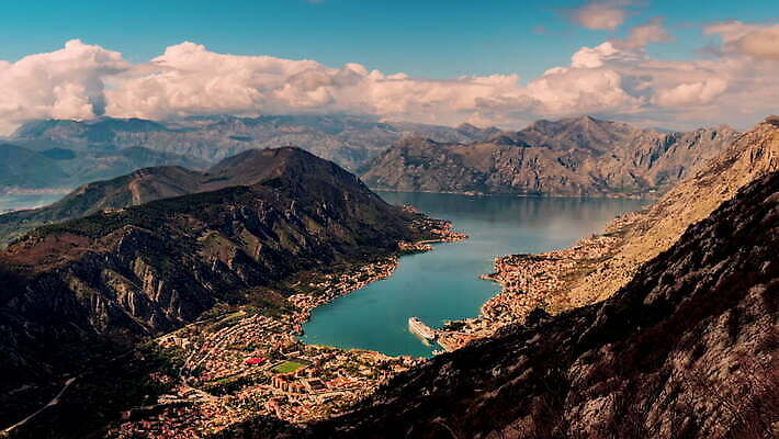 나무 호수 바다 여행 하늘색 백그라운드 이동 모션 자연 하늘 날씨 휴식 산 따뜻함 사람없음 건물 물 파란색 태양 항구 일몰 봄 새벽 하이킹 추위 도시 시간 만 보트 역사 포트 랜드마크 몬테네그로 발칸반도 옛날 4K MOV 해외동영상 클립영상 자연요소 식물 건축물 계절 컬러 컨셉 배_교통 교통시설 레저 노을 생태계 동영상 파일형식