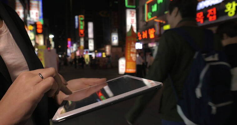 손 배너 아시아 거리 서울 성인 신체부위 전자제품 컴퓨터 컬러풀 태블릿 터치패드 알약 상점 디지털 도시 메시지 이메일 야간 휴대용 무선전화기 네온 타입 빛망울 패드 터치스크린 유흥 4K MOV 해외동영상 클립영상 자연요소 나라 컬러 한국 사람 빛 스마트기기 약 전화기 오브젝트 동영상 파일형식