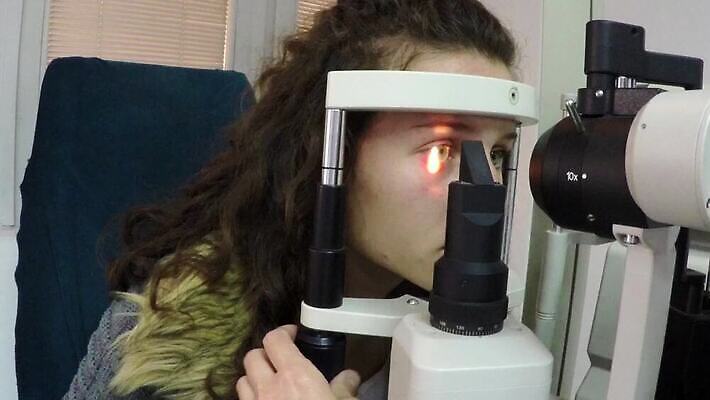 백인 직업 응시 여자 남자 어린이 건강 병원 실험 약 장비 시험 환자 의사 램프 서비스 상담 약속 시력 비전 안과 시력검사 돌봄 광학 검안사 MP4 해외동영상 클립영상 서양인 시선 교육 의학 모션 조명 사람 의료진 검사_조사 동영상 파일형식 안경사