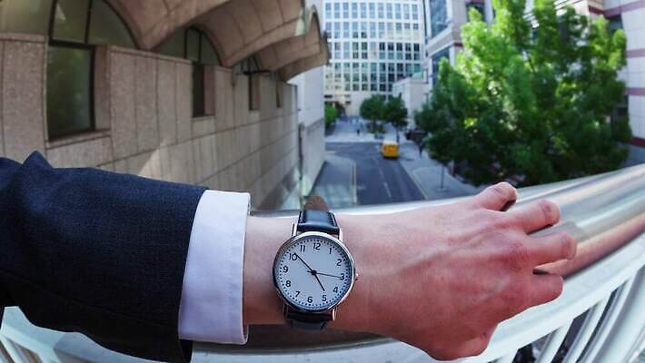 백인 손 응시 남자 시계 비즈니스 노동자 스트레스 한명 사람 성인 야외 사무실 긴급 도시 시간 업무 비즈니스맨 기다림 끝 예측 손목 손목시계 확인 속도 고민 바쁨 문제 야근 재촉 규율 마감 심각 압력 4K MP4 해외동영상 클립영상 서양인 직업 1 시선 감정 컨셉 장신구 모션 신체부위 작업 직장인 동영상 파일형식