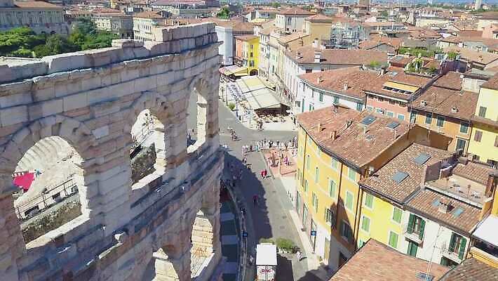 여행 백그라운드 지붕 파노라마 미술 사람없음 옆모습 가로 탑 경기장 이탈리아 콘서트 수확 골동품 발코니 원형 성 중세 역사 재산 옥상 극장 정사각형 광장 슛 장면 지역 궤도 기념물 원형경기장 천연기념물 드론 로마인 베로나 보호구역 옛날 오페라 원형극장 파멸 4K MOV 해외동영상 클립영상 도형 건축물 유럽 뷰포인트 컨셉 농업 스포츠시설 문화예술 촬영기법 인종 금융 공연 동영상 구역 파일형식 소멸