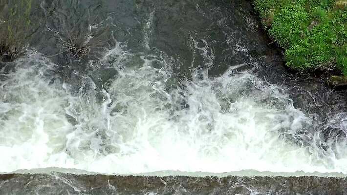 산업 공장 자연 안테나 사람없음 물 강 환경 흐름 흰색 개울 오염 댐 폭풍 튜브 빗물 낭비 배수구 해고 옛날 폐수 하수 4K HD MP4 해외동영상 클립영상 자연요소 공공시설 컬러 컨셉 비즈니스 통신 공업 날씨 비_날씨 환경오염 생태계 동영상 파일형식