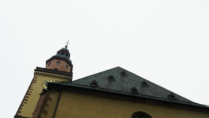 유럽 기독교 종교 벽 로우앵글 건축양식 창문 조류 하늘 독일 사람없음 건물 교회 클래식 시계탑 종탑 흐림 랜드마크 명승지 프랑크푸르트 4K MOV 해외동영상 클립영상 동물 건축물 건축 나라 뷰포인트 컨셉 종교건축 날씨 풍경 탑 도시 동영상 파일형식