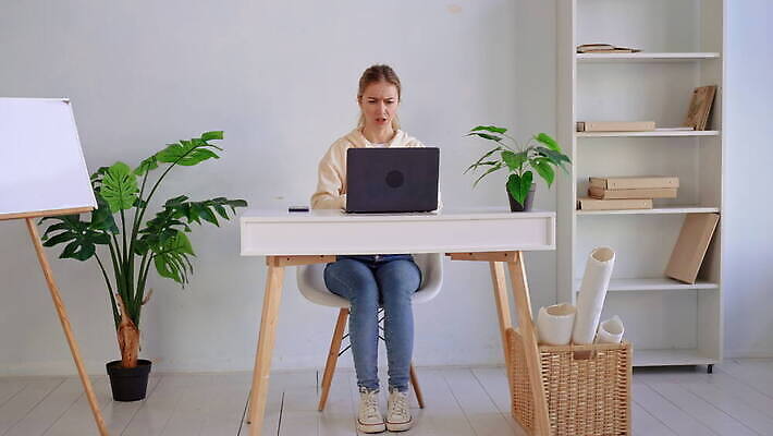 백인 직업 라이프스타일 인터넷 비즈니스 사업가 통신 탁자 노동자 주택 직장 대화 협상 한명 앉기 내부 노트북 컴퓨터 금발 사무실 웹 분노 업무 작업 비즈니스우먼 네트워크 책상 멀리 온라인 부정적 프리랜서 밀레니얼 4K MOV 해외동영상 클립영상 서양인 1 헤어스타일 여자 감정 가구 회사 모션 말하기 사람 건물 생활 경제 전자제품 직장인 동영상 파일형식