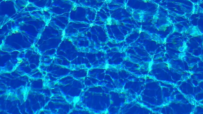 물결 파도 백그라운드 패턴 자연 표면 추상 사람없음 물 여름 파란색 빛 햇빛 반사 수영 침묵 젖음 투명 액체 시원함 당구 질감 4K MP4 해외동영상 클립영상 자연요소 계절 바다 컬러 무늬 태양 구기 소리 수상스포츠 생태계 동영상 파일형식