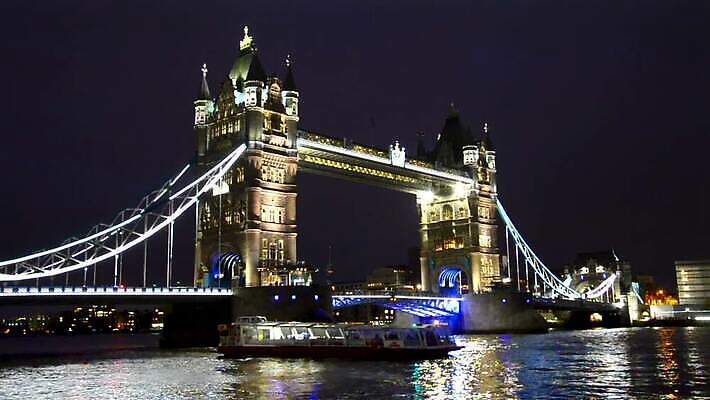 여행 건축양식 교통시설 하늘 영국 잉글랜드 사람없음 물 파란색 강 탑 어둠 황혼 바위 도시 보트 역사 야간 큼 심볼 런던 스카이라인 도개교 랜드마크 템스강 MOV 해외동영상 클립영상 자연요소 건축물 건축 유럽 컬러 교통 배_교통 일몰 돌_바위 다리_건축물 크기 시설 동영상 파일형식