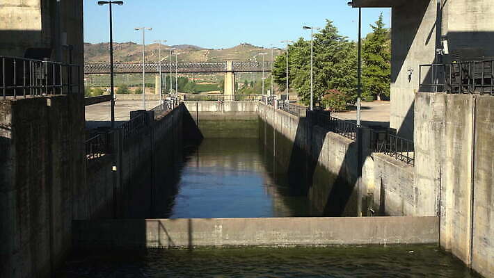 산업 벽 여행 사람없음 야외 물 강 힘 도시 떨어짐 큼 댐 포르투갈 잠금 대문 수로 운하 세대 도루강 수력발전 콘크리트 4K MOV 해외동영상 클립영상 자연요소 공공시설 유럽 컨셉 문 발전 크기 보안 동영상 수력에너지 파일형식