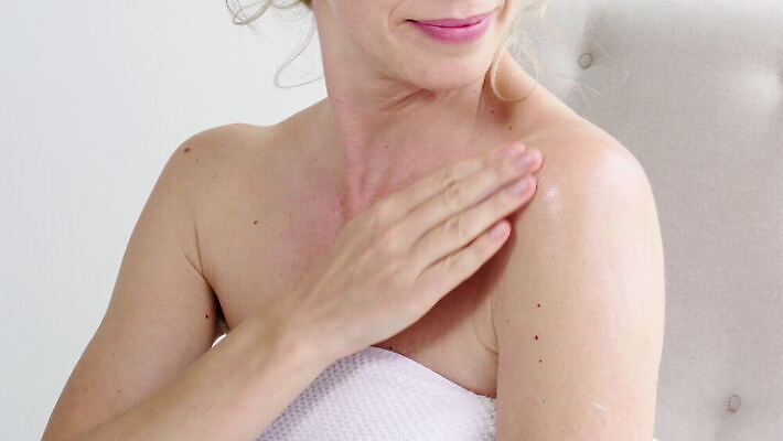 백인 라이프스타일 웰빙 여자 중년 휴식 실내 한명 화장품 스페인 피부 바디케어 수분크림 신청 남유럽 4K MOV 해외동영상 클립영상 서양인 1 유럽 컨셉 사람 성인 내부 생활 신체부위 뷰티 동영상 파일형식