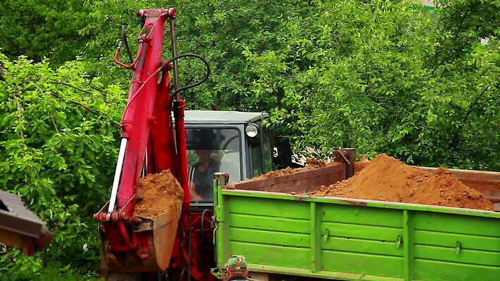 직업 산업 지구 모래 포즈 유니폼 노동자 사람없음 건물 힘 기계 장비 업무 바퀴 보호 안전모 헬멧 땅 불도저 굴착기 삽 발굴 오브젝트 국자 먼지 트랙터 계약자 땅바닥 땅파기 선로 운영자 채석 MOV 해외동영상 클립영상 건축물 옷 컨셉 주방용품 바닥 작업 중장비 안전장비 보호장비 농기계 계약 특수차량 동영상 파일형식