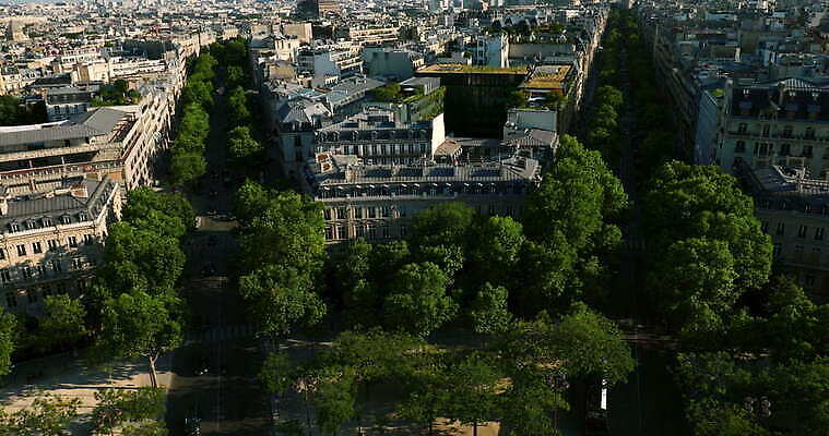 나무 전통문화 도로 여행 건축양식 자동차 하늘 거리 주택 풍경 사람없음 야외 관광지 도시풍경 프랑스 도시 지역 연립주택 구시가지 랜드마크 수평선 파리(프랑스) 4K 틸트업 MOV 해외동영상 클립영상 식물 전통 건축 유럽 문화 길 육상교통 교통시설 촬영기법 건물 동영상 파일형식