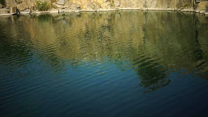 공원 산업 호수 자연 잉글랜드 풍경 사람없음 가로 초록색 물 파란색 농장 봄 바위 흰색 황무지 버리기 포인트 채석 화강암 콘월 4K MP4 해외동영상 클립영상 자연요소 계절 공공시설 컬러 농업 모션 영국 금융 암석 돌_바위 생태계 동영상 파일형식