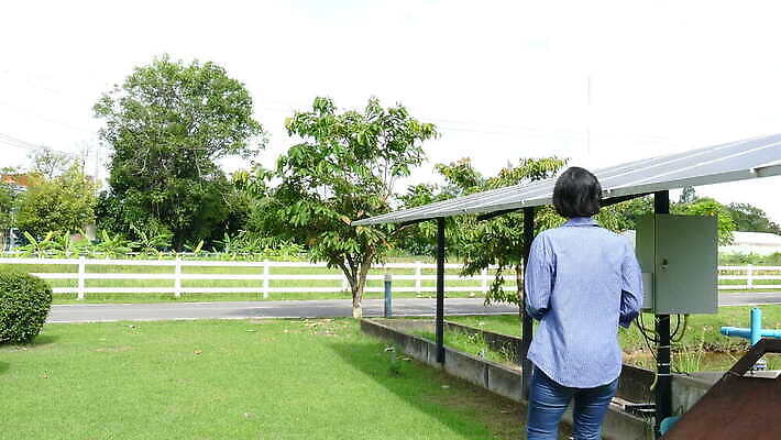 산업 과학 농업 비즈니스 자연 세포 한명 야외 초록색 파란색 빛 햇빛 태양 알약 농장 환경 모니터 힘 재활용 장비 발전기 에너지 관찰 판넬 기술자 엔지니어 농부 스마트 보고서 에코 태양에너지 감시 집열판 펌프 혁명 밭일 생태학 센서 수집가 공급 4K MOV 해외동영상 클립영상 자연요소 직업 1 교육 컬러 컨셉 모션 사람 컴퓨터 약 발전소 그린에너지 친환경 생태계 동영상 파일형식