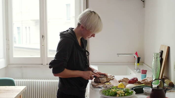 백인 음식 짧은머리 실내 한명 서기 금발 식사 이탈리아 신선 준비 건강식 밀라노 음식준비 4K MOV 해외동영상 클립영상 서양인 1 헤어스타일 유럽 모션 사람 내부 동영상 파일형식