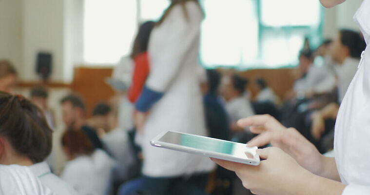 백인 1 학생 손 여자 텍스트 손가락 실내 손바닥 사람 신체부위 컴퓨터 터치패드 알약 스크린 흰색 메시지 씻기 편지 강당 일반 타입 패드 객석 단절 터치스크린 4K MOV 해외동영상 클립영상 서양인 컬러 내부 전자제품 약 청결 동영상 파일형식