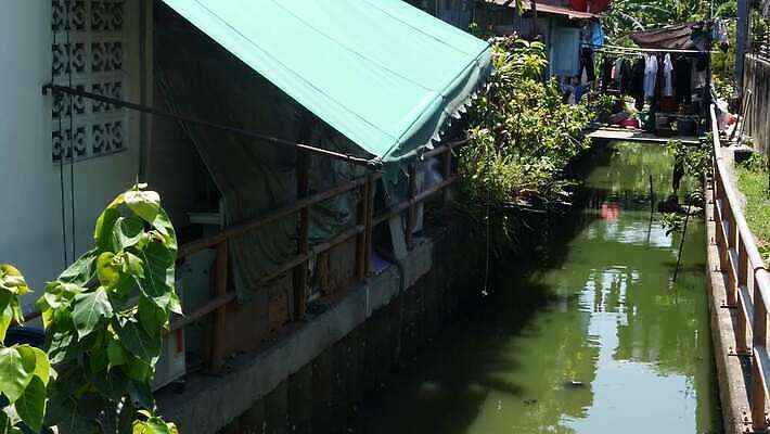 주간 외관 아시아 건축양식 태국 날씨 거리 주택 사람없음 야외 건물 가로 물 강 태양 맑음 흐름 도시 개울 오염 쓰레기 오두막 가난 방콕 운하 먼지 지역 타운 빈민가 이국적 채널 판잣집 하수 4K MP4 해외동영상 클립영상 자연요소 건축물 건축 나라 컨셉 동영상 파일형식