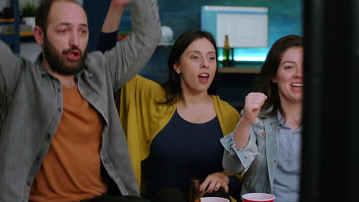 백인 응시 여자 행복 음료 스포츠 거실 응원 아파트 주택 함께함 사람 앉기 경기 친구 소파 축구 텔레비전 경쟁 우정 방 게임 축하 관찰 부채 팬 저녁 손목시계 흥분 팝콘 다인종 다민족 골 지원 4K MOV 해외동영상 클립영상 서양인 시선 감정 시계 컨셉 의자 장신구 관계 모션 놀이 인종 건물 전자제품 구기 야간 동영상 파일형식