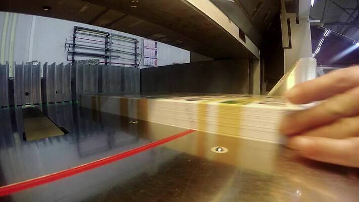 식물 산업 종이 컬러 공장 모션 탁자 잉크 주택 사람없음 책 상점 기계 장비 도구 업무 판넬 작업실 신문 제조 잡지 인쇄 자르기 속도 상업 언론 기어 출판 커터 4K MP4 해외동영상 클립영상 가구 공업 건물 간행물 작업 뉴스 동영상 파일형식