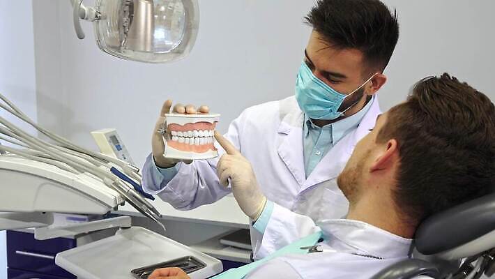 백인 모델 직업 손 응시 남자 컨셉 손가락 갈색머리 실내 건강 치과 병원 가면 미소 사람 두명 금발 사무실 약 환자 의사 공구 잡기 오픈 입 가르침 치아 위생 치과의사 레이아웃 보여주기 포인트 탐색 턱 돌봄 위생관리 살균 4K MOV 해외동영상 클립영상 서양인 헤어스타일 시선 교육 비즈니스 의학 모션 표정 관리 내부 신체부위 금융 의료진 도구 소화기관 동영상 파일형식