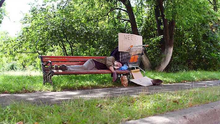 공원 남자 벤치 가방 거리 한명 야외 추위 도시 잠 가난 버리기 배고픔 문제 중독 거지 구걸 노숙자 거짓말 옛날 헬프 혼자 자선단체 4K MP4 해외동영상 클립영상 1 잡화 공공시설 컨셉 의자 모션 사람 도움 그룹 동영상 자선 파일형식