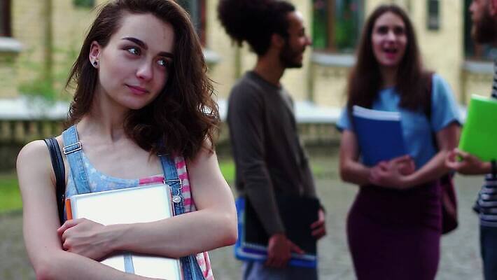 학생 라이프스타일 공원 남자 포즈 백그라운드 함께함 대화 서기 미소 사람 여러명 20대 야외 건물 청춘 카메라 공책 우정 그룹 대학교 다민족 단절 안뜰 전경 4K MP4 해외동영상 클립영상 건축물 공공시설 다수 컨셉 학교 모션 문구용품 표정 말하기 풍경 청년 생활 친구 전자제품 동영상 파일형식 탑뷰