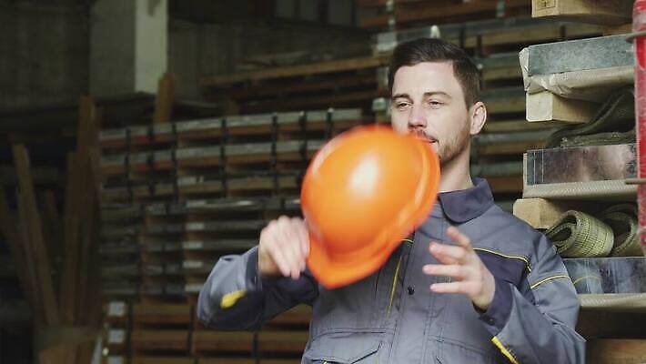 직업 행복 산업 여유 비즈니스 공장 교통시설 휴식 노동자 작업복 한명 안전 건물 금속 화목 화물 작업실 기술자 엔지니어 제조 감독 상품 주식 안전모 공예 창고 상업 파이프 수납 소매 개발 계약자 고용 공예가 분배 재주꾼 4K MOV 해외동영상 클립영상 1 건축물 옷 감정 교통 컨셉 공업 재질 사람 취미 금융 구직 운송업 헬멧 안전장비 계약 시설 동영상 채용 파일형식