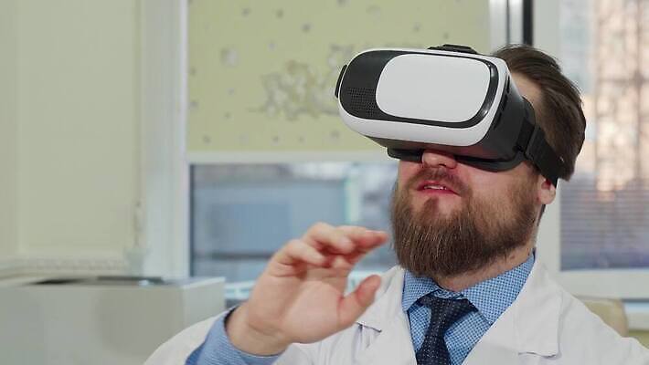 직업 과학 성공 미래 기술 병원 가면 한명 컴퓨터 사무실 약 3D 디지털 헤드폰 의사 업무 어플리케이션 연구원 무선전화기 스마트 손목시계 과학자 비전 외과 네비게이션 혁명 돌봄 스캐너 인터페이스 인턴 종양 치료사 가상현실 인터랙티브 획기적 4K MOV 해외동영상 클립영상 1 시계 음향기기 컨셉 비즈니스 장신구 의학 모션 사람 전자제품 의료진 작업 전화기 디지털합성 동영상 학자 파일형식