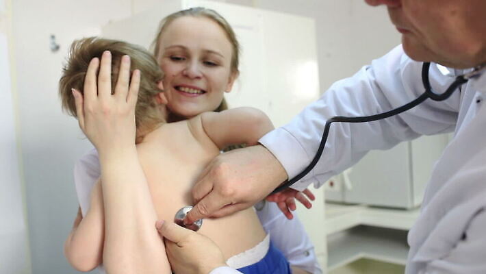 백인 직업 여자 남자 행복 어린이 청진기 건강 병원 3 미소 사람 소년 성인 사무실 약 듣기 시험 환자 간호사 의사 흰색 중앙 작음 돌봄 소아과의사 MOV 해외동영상 클립영상 서양인 교육 감정 컬러 비즈니스 의학 의료기기 모션 표정 의료진 크기 동영상 파일형식