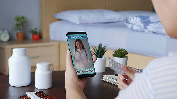 직업 손 인터넷 신체 통신 회의 모바일 거리 주택 건강 병원 한명 스마트폰 약 웹 고통 환자 의사 어플리케이션 질병 연결 전화기 스마트 서비스 사인 부름 멀리 온라인 동영상 돌봄 벙어리 약사 화상통화 뉴노멀 4K MOV 해외동영상 클립영상 1 감정 컨셉 비즈니스 의학 모션 사람 건물 신체부위 경제 핸드폰 스마트기기 의료진 통화 파일형식