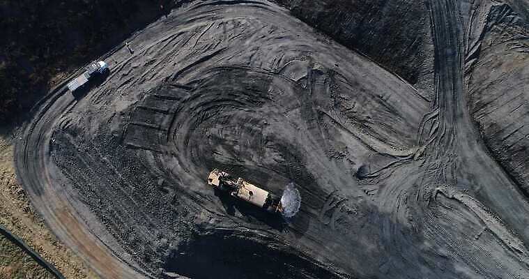 산업 포장 부동산 추상 안테나 사람없음 건물 건설현장 트럭 땅 머리위 먼지 항공촬영 개발 채점 4K MP4 해외동영상 클립영상 건축물 뷰포인트 무늬 통신 자동차 건설업 재산 성적 동영상 파일형식