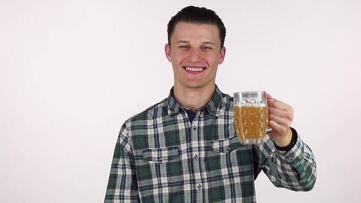 라이프스타일 행복 음료 휴가 기념 맥주 독일 통 한명 미소 파티 유행 축제 머그컵 마시기 축하 알코올 바 액체 맛 갈증 웨이터 직원 주말 10월 알코올중독 스카우트 양조 양조장 옥토버페스트 바이에른 힙스터 맛있는 4K MOV 해외동영상 클립영상 직업 1 패션 감정 유럽 컨셉 모션 주류 표정 사람 이벤트 생활 컵 날짜 동영상 중독 파일형식