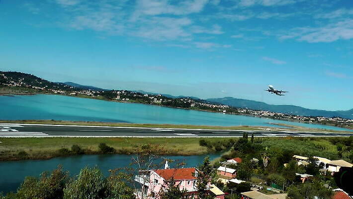 계절 바다 컬러 섬 여행 백그라운드 교통시설 자연 하늘 휴가 산 비행기 사람없음 야외 파란색 햇빛 맑음 보트 공항 지중해 그리스 제트기 승객 그리스인 항공촬영 대패 코르푸 항공사 MOV 해외동영상 클립영상 서양인 유럽 산업 뷰포인트 교통 배_교통 항공교통 날씨 대중교통 태양 시설 생태계 동영상 파일형식