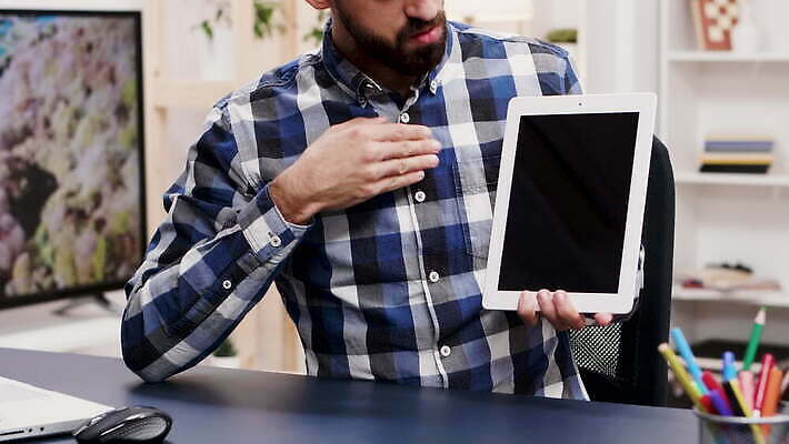 라이프스타일 남자 컨셉 거실 인터넷 통신 주택 실내 대화 사람 성인 사람없음 노트북 컴퓨터 알약 웹 업무 보여주기 온라인 동영상 리뷰 소셜 크리에이터 1인미디어 4K 인트로 MOV 해외동영상 클립영상 직업 모션 말하기 내부 건물 생활 전자제품 약 작업 방송 파일형식