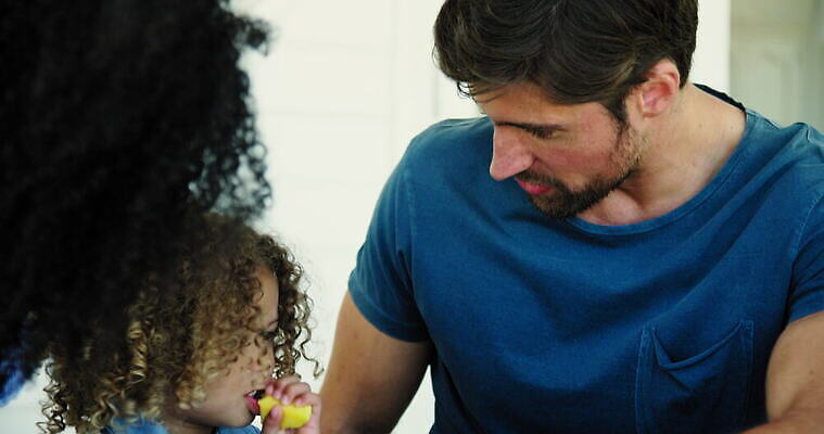 백인 웰빙 여자 남자 딸 행복 초등학생 어린이 음식 과일 가족 관계 아프리카 청소년 놀이 엄마 휴식 함께함 실내 웃음 앉기 20대 성인 세명 30대 부모 장난감 아빠 결합 먹기 다인종 남아프리카 케이프타운 성인여자만 혼혈 4K MOV 해외동영상 클립영상 서양인 학생 감정 나라 컨셉 모션 표정 사람 인종 청년 내부 장년 다문화 동영상 남아프리카공화국 여자만 성인만 파일형식