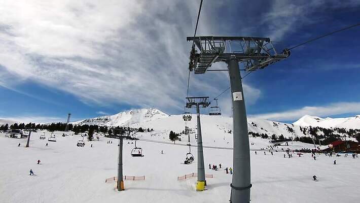 라이프스타일 계절 유럽 산업 스포츠 여행 겨울 의자 모션 하늘 휴가 스키 산 안테나 풍경 경사 사람없음 파란색 냉동 추위 교차로 고도 언덕 휴양지 서리 알프스 리프트 스키선수 느림 항공촬영 눈내림 1인칭시점 4K 반스코 MP4 해외동영상 슬로모션 클립영상 시선 나라 길 뷰포인트 컬러 가구 통신 겨울스포츠 운동선수 눈_날씨 촬영기법 생활 장소 동영상 불가리아 파일형식