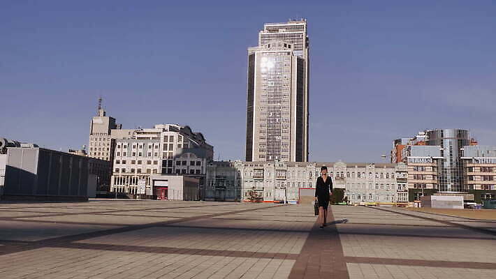 직업 라이프스타일 드레스 행복 백그라운드 이동 비즈니스 사업가 모션 성공 아침 짧은머리 갈색머리 미소 야외 건물 여름 햇빛 걷기 맑음 검은색 도시 업무 비즈니스우먼 우아함 경영자 타운 느림 4K MOV 해외동영상 슬로모션 클립영상 주간 헤어스타일 건축물 옷 계절 여자 감정 컬러 컨셉 날씨 촬영기법 표정 생활 태양 작업 직장인 리더 동영상 파일형식