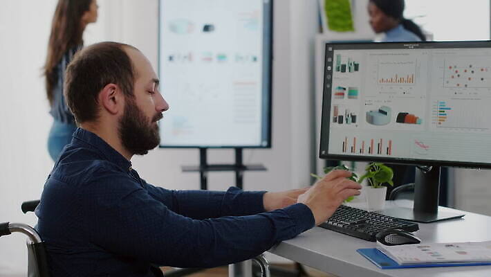 회사 비즈니스 사업가 통계 노동자 직장 함께함 대화 앉기 사람없음 금융 경제 컴퓨터 사무실 우주 자료 작업 비즈니스맨 작업실 장애인 종업원 동료 확인 휠체어 경영자 창업 다민족 장애 마감 소프트웨어 프로젝트 네트워킹 4K MOV 해외동영상 클립영상 직업 남자 컨셉 관계 모션 말하기 전자제품 직장인 네트워크 리더 자영업 동영상 파일형식