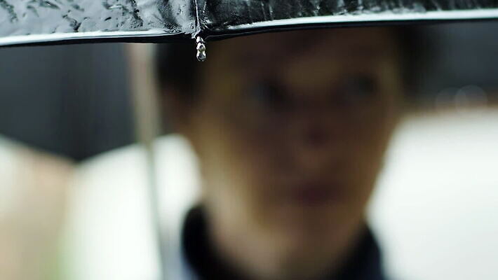 계절 실루엣 백그라운드 컨셉 우산 자연 날씨 한명 야외 물 파란색 빛 햇빛 검은색 어둠 봄 장비 젖음 슬픔 수확 신선 닫기 고독 떨어짐 보호 소프트포커스 빗방울 오브젝트 질감 폭풍 나쁜 뇌우 폭풍우 MOV 해외동영상 클립영상 자연요소 1 감정 컬러 농업 모션 촬영기법 사람 태양 비_날씨 자연재해 생태계 동영상 파일형식