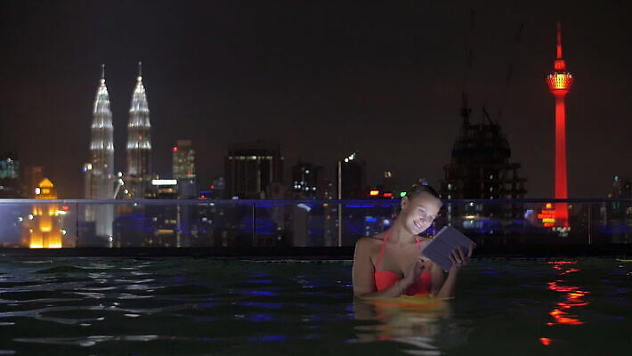 호텔 휴식 조명 수영장 미소 풍경 사람없음 건물 도시풍경 터치패드 알약 고층빌딩 기쁨 기록 도시 메시지 야간 말레이시아 패드 터치스크린 MOV 해외동영상 클립영상 자연요소 건축물 감정 아시아 컨셉 숙소 표정 빌딩 약 동영상 파일형식