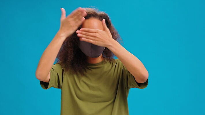 백인 손 알파벳 여자 백그라운드 통신 손가락 가족 주택 건강 관리 대화 한명 사람 성인 질병 연결 장애인 심볼 사인 보여주기 청각 장애 소통 고립 벙어리 조작 4K MOV 해외동영상 클립영상 서양인 1 영어 컨셉 의학 관계 모션 말하기 건물 신체부위 동영상 파일형식