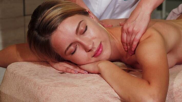 직업 라이프스타일 웰빙 여자 신체 휴가 휴식 스트레스 건강 한명 상점 스파 화목 화장품 기쁨 마사지 고급 씻기 미용사 소중 고객 피부 마사지사 서비스 피부관리 휴양지 아로마테라피 테라피 사우나 순서 돌봄 보습 안마사 위생관리 치료사 치유 4K MOV 해외동영상 클립영상 1 감정 컨셉 모션 관리 사람 생활 신체부위 뷰티 청결 장소 동영상 파일형식