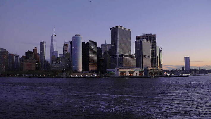 바다 건축양식 아침 사람없음 건물 물 도시풍경 일출 고층빌딩 미국 새벽 도시 만 도심 뉴욕 스카이라인 맨해튼 4K MOV 해외동영상 클립영상 주간 자연요소 건축물 건축 북아메리카 풍경 빌딩 노을 동영상 파일형식