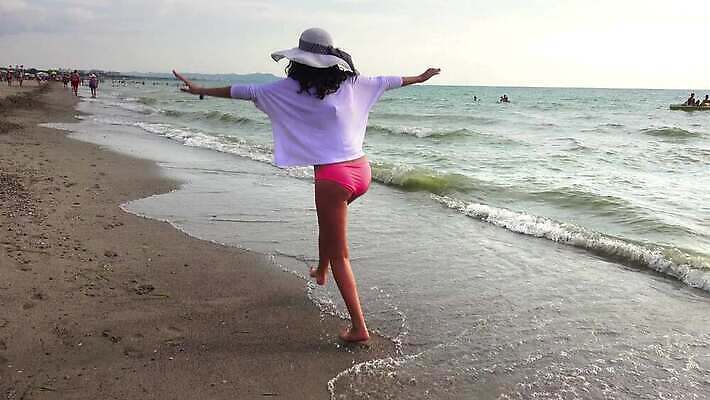 모자 라이프스타일 여자 실루엣 모래 파도 바다 여행 자연 하늘 휴가 한명 사람 소녀 해변 물 여름 친구 비키니 달리기 태양 파티 점프 일몰 기쁨 자유 떨어짐 수평선 4K HD MP4 해외동영상 클립영상 자연요소 1 잡화 계절 수영복 감정 어린이 컨셉 관계 모션 촬영기법 이벤트 생활 노을 생태계 동영상 파일형식