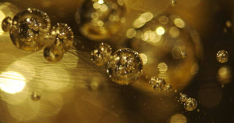 스튜디오촬영 모양 디자인 파도 컬러 백그라운드 패턴 와인잔 유리 추상 주류 실내 미술 사람없음 장식 물 빛 반사 노란색 환경 디지털 와인 거품 흰색 바 액체 닫기 질감 유리그릇 고립 브랜디 신맛 위스키 효과 4K MOV 해외동영상 클립영상 자연요소 그릇 음료 바다 무늬 술잔 모션 재질 문화예술 내부 맛 동영상 파일형식