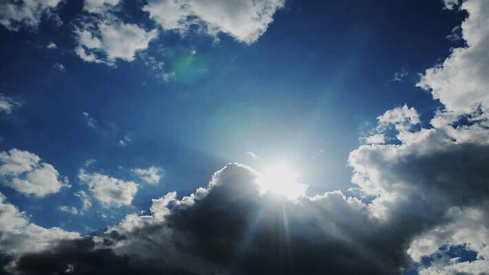 구름 컬러 백그라운드 자연 하늘 날씨 풍경 사람없음 야외 가로 여름 파란색 빛 햇빛 태양 우주 환경 흰색 전원 분위기 장면 천국 솜털 스카이라인 내추럴 오존 적란운 천창 유일 타임랩스 MOV 해외동영상 클립영상 자연요소 계절 컨셉 촬영기법 전기에너지 생태계 동영상 파일형식 구름_자연