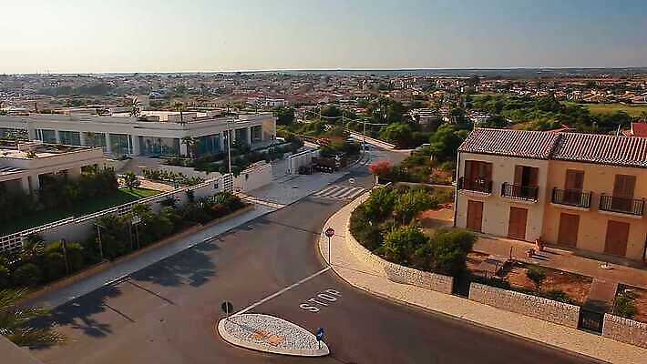 종교 문화 여행 건축양식 휴가 휴식 산 미술 사람없음 건물 여름 도시풍경 성당 교회 여행객 맑음 침묵 이탈리아 도시 역사 명상 타운 남쪽 바로크 순례 순례자 숭배 옛날 4K MP4 해외동영상 클립영상 건축물 계절 건축 유럽 컨셉 종교건축 날씨 문화예술 사람 풍경 소리 방향 동영상 파일형식