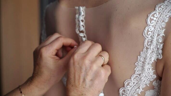 백인 손 드레스 옷 여자 딸 리본 결혼 신혼부부 결혼식 기념 이벤트 성인 유행 귀여움 낭만 흰색 축하 가운 고급 우아함 닫기 묘사 들러리 착용 코르셋 헬프 스타일 놓기 MOV 해외동영상 클립영상 서양인 부부 컬러 컨셉 가족 모션 사람 신체부위 도움 신혼 동영상 하객 파일형식