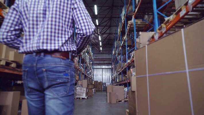 직업 응시 남자 산업 이동 오렌지 비즈니스 사업가 공장 교통시설 노동자 선반 실내 한명 안전 내부 상자 걷기 우주 상점 방 작업 조직 상품 주식 창고 경영자 상업 패키지 판지 개발 분배 신발장 공급 4K MOV 해외동영상 클립영상 1 시선 가구 교통 컨셉 과일 공업 모션 사람 금융 시설 리더 동영상 파일형식