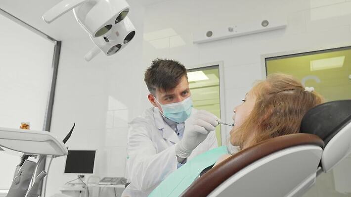 직업 남자 행복 어린이 건강 치과 병원 미소 두명 치료 약 장비 환자 의사 도구 업무 체험 구멍 치아 보호 서비스 부식 치과의사 예방 약속 보험 돌봄 위생관리 치통 4K 구강학 MOV 해외동영상 클립영상 감정 컨셉 의학 모션 표정 관리 사람 의료진 작업 소화기관 질병 동영상 파일형식