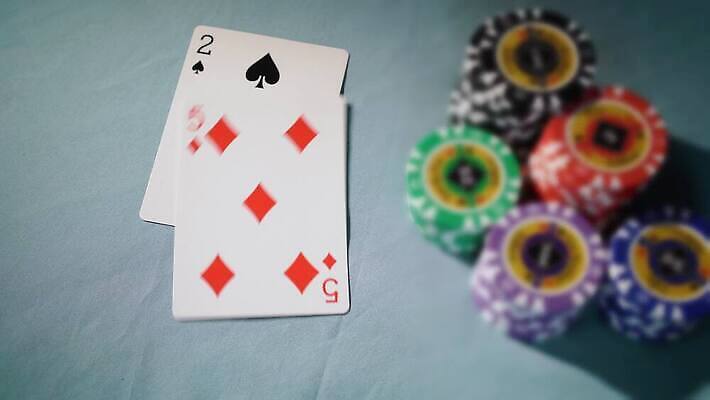 손 스포츠 백그라운드 돈 2 놀이 탁자 성공 사람없음 초록색 쌓기 경쟁 게임 잡기 우승 쌍 신용카드 행운 재산 도박 위험 심볼 카지노 클럽 기회 딜러 포커 보여주기 중독 라스베가스 에이스 잭팟 텍사스 플레이어 필승 4K MOV 해외동영상 클립영상 컬러 가구 컨셉 모션 신체부위 금융 미국 최고 트럼프 동영상 파일형식