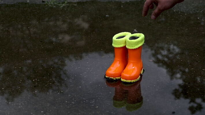 라이프스타일 어린이 모션 날씨 부츠 사람없음 야외 물 반사 점프 닫기 떨어짐 보호 아스팔트 웅덩이 느림 방수 스플래쉬 MOV 해외동영상 클립영상 자연요소 도로 신발 컨셉 사람 생활 동영상 파일형식